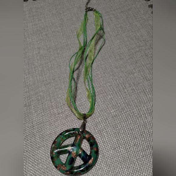 NIB Glittered Glass Peace Sign Pendant Green/Gold - Picture 8 of 10